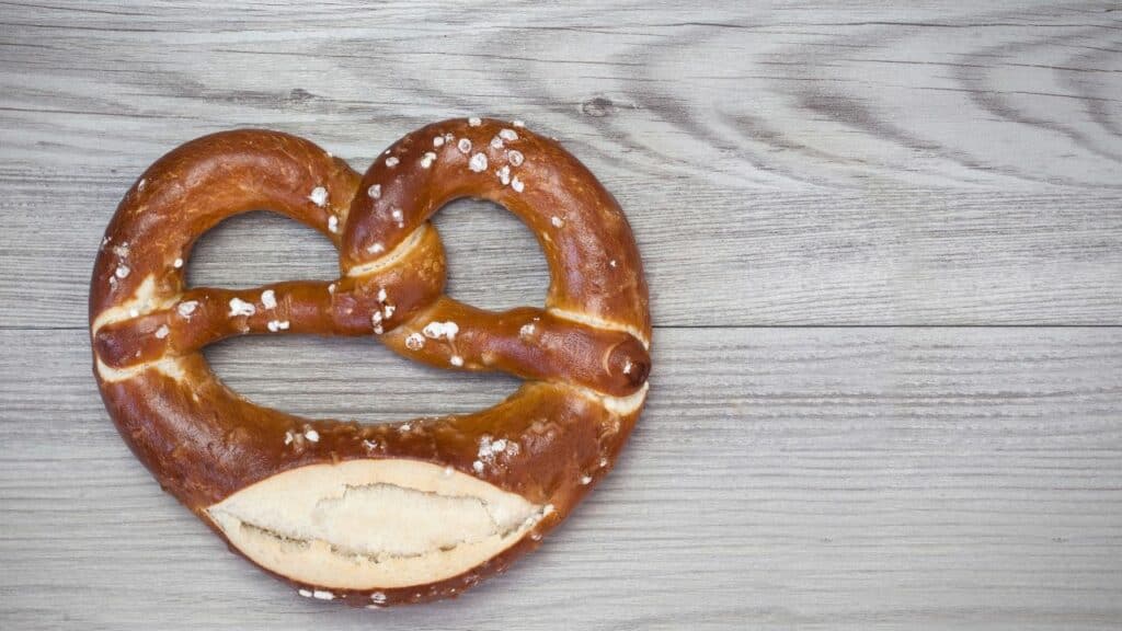 one pretzel on grey background